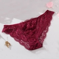 Dunkelrote Damen-Spitzenslip mit Blumenmuster und gewellten Rändern in transparenter Optik - S / Unterteile / Burgunderrot