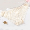 Spitzenunterwäsche in Beige mit floralem Muster und eleganten gewellten Kanten - S / Unterteile / Gebrochenes Weiß