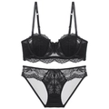Detailopname van zwarte Franse kanten lingerieset met balconette bh en bijpassende slip - Zwart