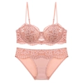 Dettaglio ravvicinato del ricamo in pizzo floreale sul set di lingerie rosa reggiseno e slip - S / Rosa
