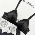 Eleganter schwarzer Triangel-BH aus Satin mit feiner Spitze und dünnen Trägern - S / Schwarzes Oberteil
