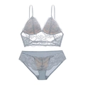 Dettaglio del set lingerie in pizzo azzurro con reggiseno a triangolo senza ferretto e slip - S / Blu grigio