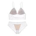 Dettaglio del set intimo in pizzo floreale bianco con coppe a triangolo e spalline - S / Bianco