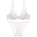 Detailweergave van crème kant lingerie set met strikjes en een kristallen hanger - 70A / Top En Broek / Abrikoos