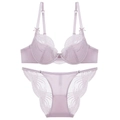 Gedetailleerde weergave van lavendel lila kanten lingerieset met strik en mesh details - 70A / Top En Broek / Paars