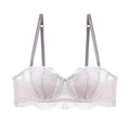 Vista macro dettagliata dei delicati motivi in pizzo e del fiocco su questo reggiseno rosa - 70A / Viola