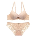 Dettaglio del set di biancheria intima in pizzo beige con motivi floreali e fiocchetto - 70A / Top E Pantaloni / Colore pelle