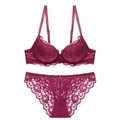 Dettaglio del set intimo in pizzo bordeaux con motivi floreali e ciondolo delicato - 70A / Top E Pantaloni / Borgogna