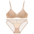 Set lingerie elegante in pizzo beige con reggiseno a triangolo e slip coordinato su bianco - S / Beige (Reggiseno e Mutandine)