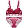 Completo intimo in pizzo floreale rosso con reggiseno e slip abbinati su sfondo bianco - 70A / Borgogna