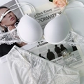 Détail à plat d'un ensemble de lingerie en dentelle blanche avec broderies florales - Blanc