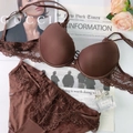 Vue détaillée d'un ensemble de lingerie en dentelle marron café avec soutien-gorge - Café