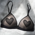 Sujetador triangular de encaje beige con ribete negro y bordado de corazón - 70B / Negro