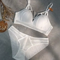 Elegantes weißes Spitzenunterwäsche-Set mit Kreuzgurten und Mesh-Details in Größe 75B - 70B / Weiß