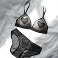 Conjunto de sujetador de triángulo con bordado de corazón negro y bragas de malla fina - 70B / Negro