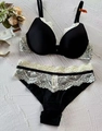 Detail eines schwarzen Push-up-BHs mit cremefarbener Wimpernspitze und Etikett 75B - 80C / Schwarz