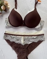 Flachbild-Foto eines braun-weißen Lingerie-Sets mit Satin-Cups und floralen Spitzendetails - 70B / Kaffeebraun