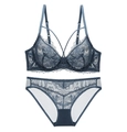 Detail eines blauen Spitzen-Dessous-Sets mit Netzeinsätzen und Kreuzriemen - 70A / Blau
