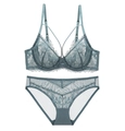 Détail macro de la dentelle florale et du mesh respirant sur l'ensemble lingerie gris - Bleu Gris