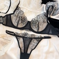 Ensemble de lingerie en résille noire sexy avec broderie rose et détails en dentelle - S / Haut Et Bas / Noir
