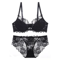Set di lingerie in pizzo nero con reggiseno con ferretto e slip trasparenti coordinati - 70A / Nero