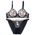 Set lingerie in pizzo nero con ricamo floreale e slip in mesh trasparente - S / Nero