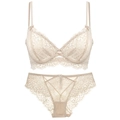 Détail d'un ensemble de lingerie en dentelle beige avec soutien-gorge et culotte - 70B / Abricot Blanc