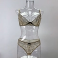 Completo intimo in pizzo beige con ricami floreali neri esposto su un manichino - S / Nudo