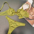Ensemble de lingerie vert herbe en satin et dentelle avec détails de roses rouges - Vert olive