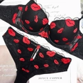 Set lingerie in pizzo nero con ricamo di labbra rosse e reggiseno push-up modellante - 75B / Nero
