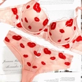 Completo intimo in mesh rosa con ricamo a labbra rosse e pizzo raffinato - 75B / Rosa