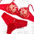 Completo intimo in pizzo con ricamo a labbra rosse, reggiseno con ferretto e slip - 75B / Rosso