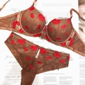 Set lingerie marrone cioccolato con ricamo labbra rosse e pizzo su sfondo di riviste - 75B / Top E Pantaloni / Marrone