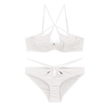 Détail d'un ensemble de lingerie en satin avec dentelle et fines brides croisées - S / Blanc