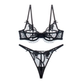 Primer plano detallado del bordado floral de encaje negro y lazos en el conjunto de lencería - XL / Top Y Pantalón / Negro