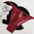Détail d'un string en velours bordeaux et mesh avec boucle dorée réglable et coton - S / Culotte Rouge Vin