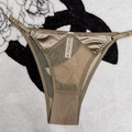 Détail du slip en velours et mesh avec bretelles dorées et étiquette de taille M - S / Culotte Khaki
