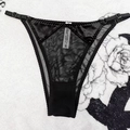 Détail d'un string en satin et mesh noir avec bretelles réglables et étiquette de soin - S / Sous-Vêtements Noirs