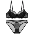 Elegante zwarte kant lingerie set met bloemenborduursels en mesh details in een platte lig - 70A / Zwart