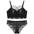 Détail d'un ensemble de lingerie en dentelle noire avec bretelles croisées et motifs floraux - 70A / Noir