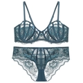Elegante conjunto de lencería de encaje verde azulado con sujetador con aro y braga - 70B / Verde