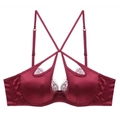 Détail d'un soutien-gorge en satin bordeaux avec dentelle et bretelles croisées - S / Hauts / Bordeaux