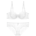 Vista detallada de un conjunto de lencería de encaje floral blanco con sujetador y braga - 70B / Top Y Pantalón / Blanco