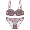 Lingerieset van kant in oudroze met ruches aan de bandjes en strikjes op witte basis - koffiekleur
