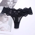 Flachbild von schwarzem Spitzen-T-String mit Blumenmustern und Wimpernspitzen-Saum - Schwarz