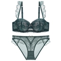 Ensemble de lingerie en dentelle vert foncé avec volants et nœuds sur fond blanc - 70A / Ensemble Vert Émeraude