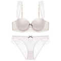 Elegante witte kanten lingerieset met ruches aan de bandjes en bloemenborduursel - Wit