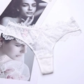 Eleganter weißer Spitzen-String für Damen mit transparentem floralem Stickmuster und niedriger Taille - Weiß