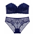 Detailweergave van donkerblauwe kanten lingerieset met strapless bandeau-bh en broekje - Blauw