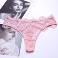 Eleganter hellrosa Tanga aus Blumenspitze mit zarten Wimpernbordüren und Transparenz - Rosa